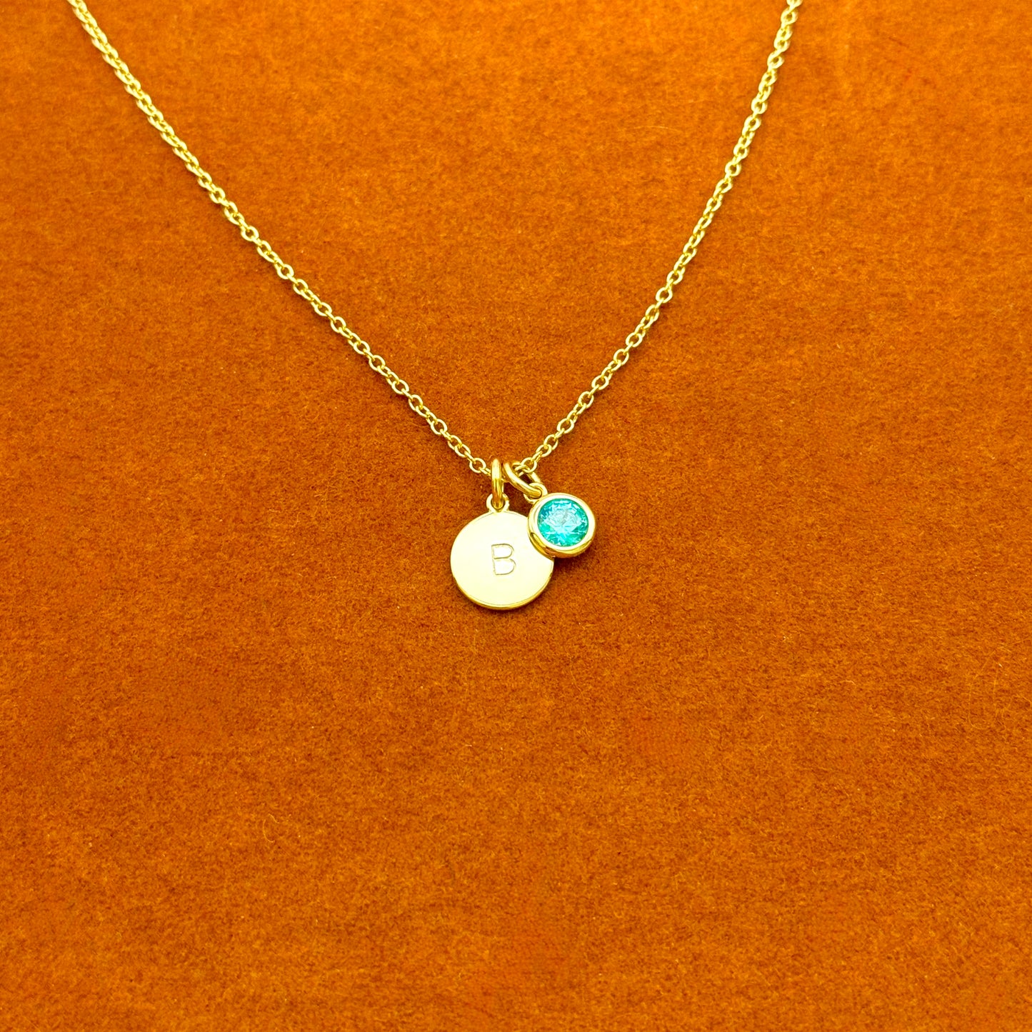 Collar con inicial redonda y piedra preciosa redonda
