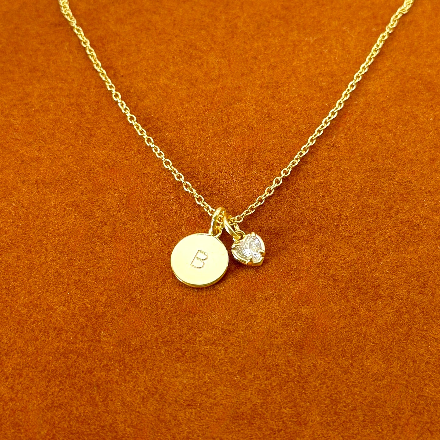 Collar con colgante de piedra preciosa con inicial redonda y corazón