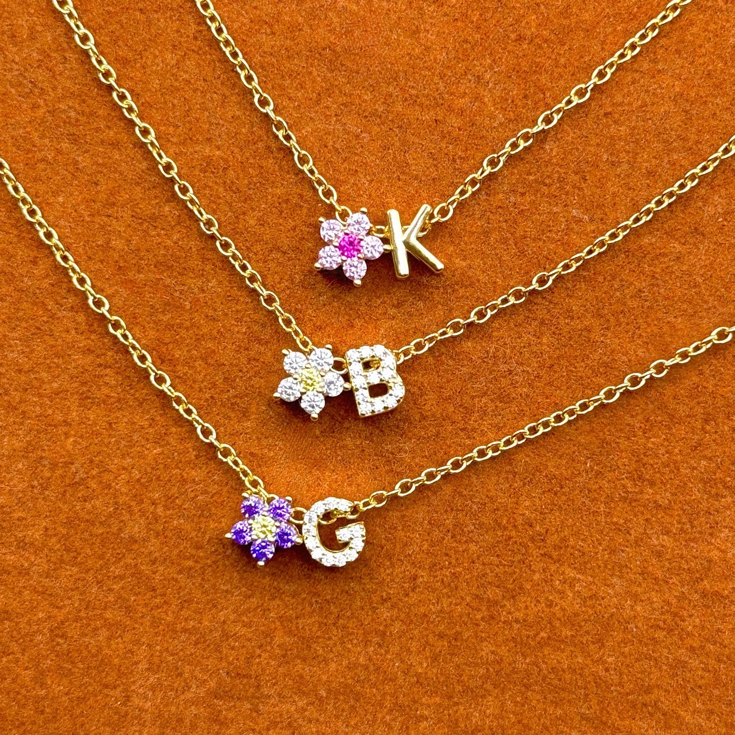 Collar o pulsera con dije de piedra preciosa en forma de flor y letra inicial a elegir