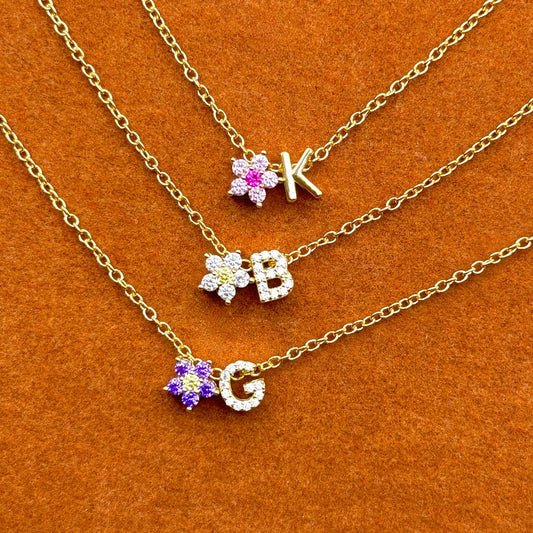 Collar o pulsera con dije de piedra preciosa en forma de flor y letra inicial a elegir