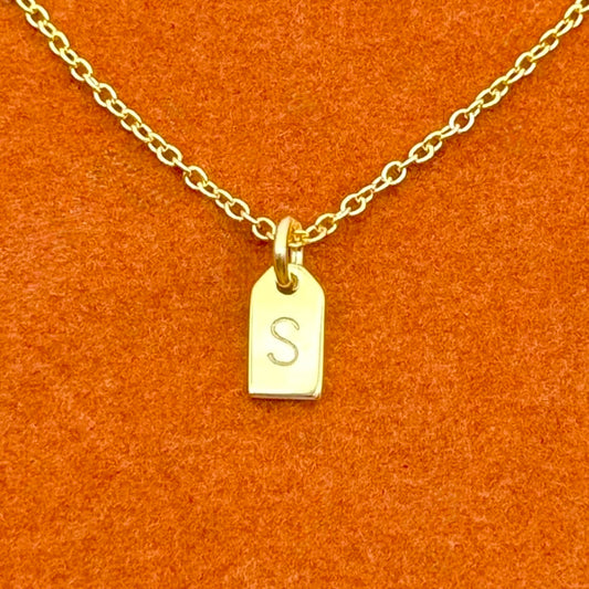 Colgante con etiqueta inicial personalizada en collar de cadena tipo cable 
