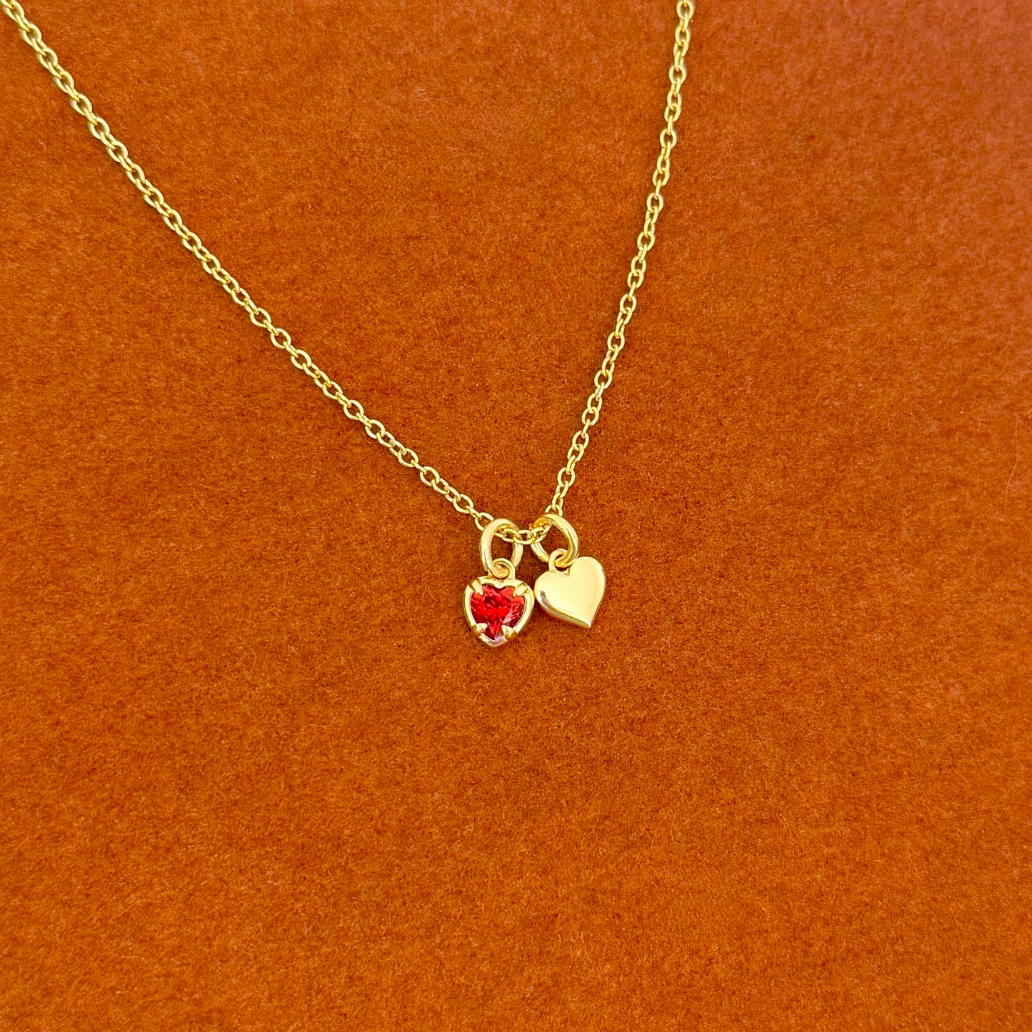 Collar con cadena tipo cable y piedra preciosa de corazón rojo con su propio corazoncito