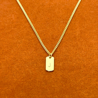 Colgante con etiqueta inicial personalizada en collar de cadena tipo cable 