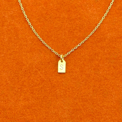 Colgante con etiqueta inicial personalizada en collar de cadena tipo cable 