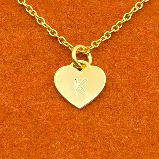 Collar con cadena tipo cable y colgante de corazón con inicial personalizada
