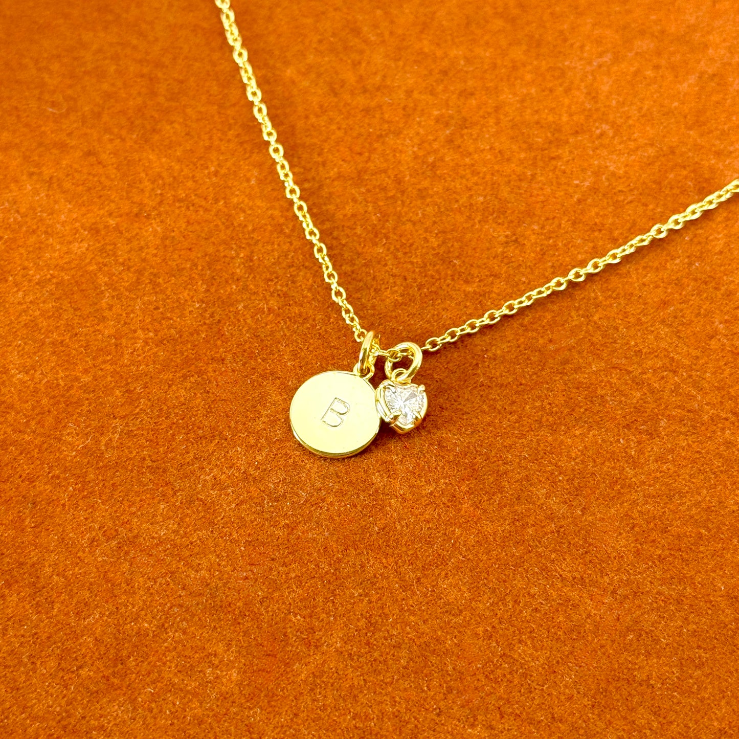 Collar con colgante de piedra preciosa con inicial redonda y corazón
