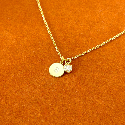 Collar con colgante de piedra preciosa con inicial redonda y corazón