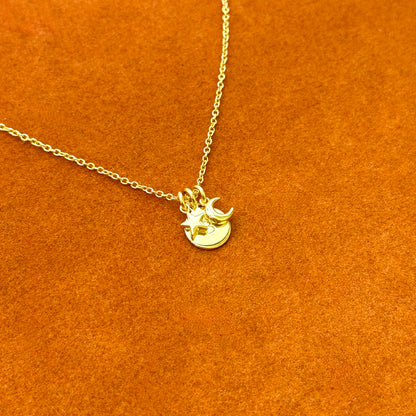 Collar con colgante de inicial redonda con luna y estrella