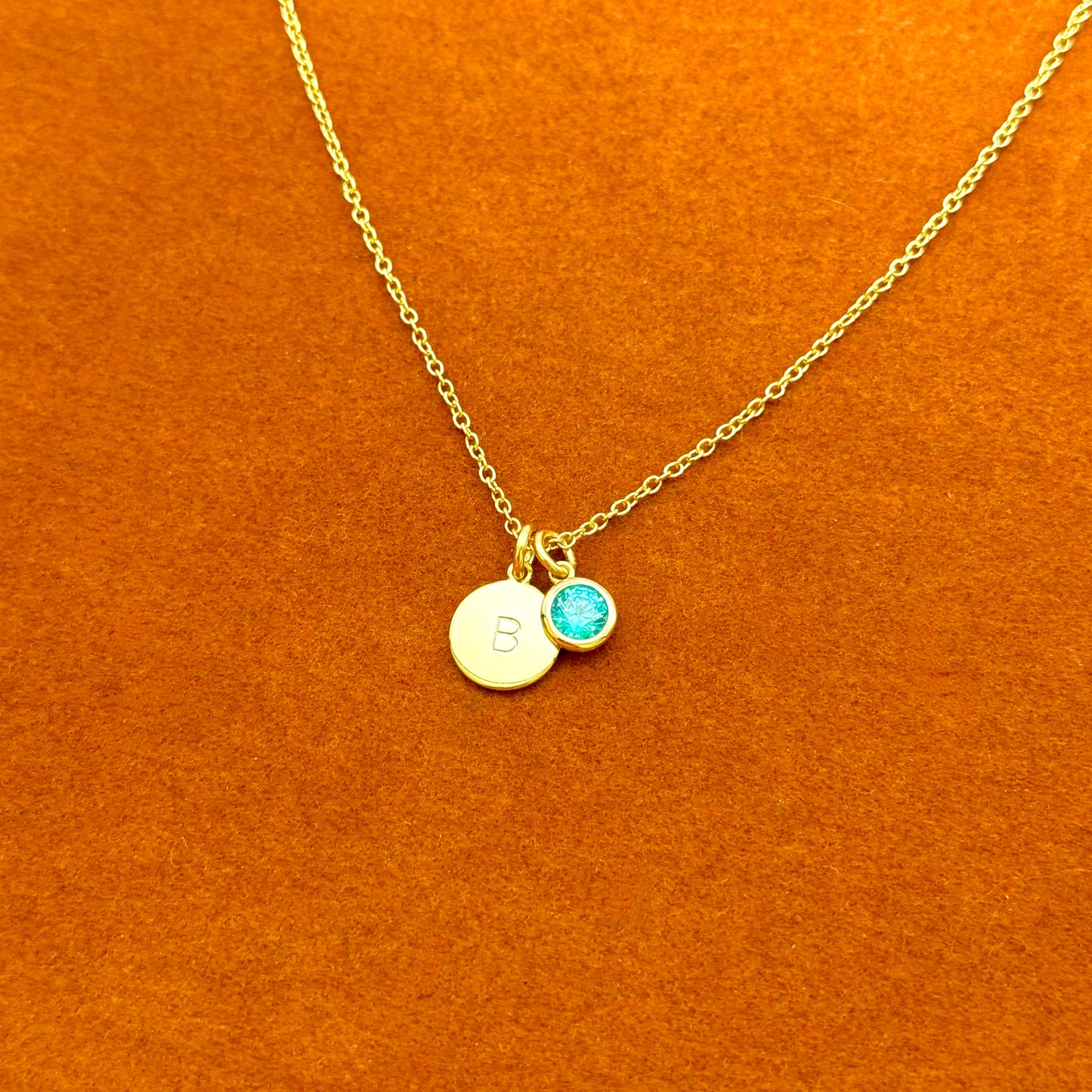 Collar con inicial redonda y piedra preciosa redonda