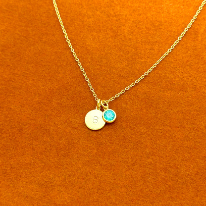 Collar con inicial redonda y piedra preciosa redonda