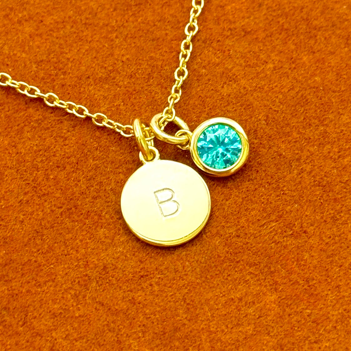 Collar con inicial redonda y piedra preciosa redonda
