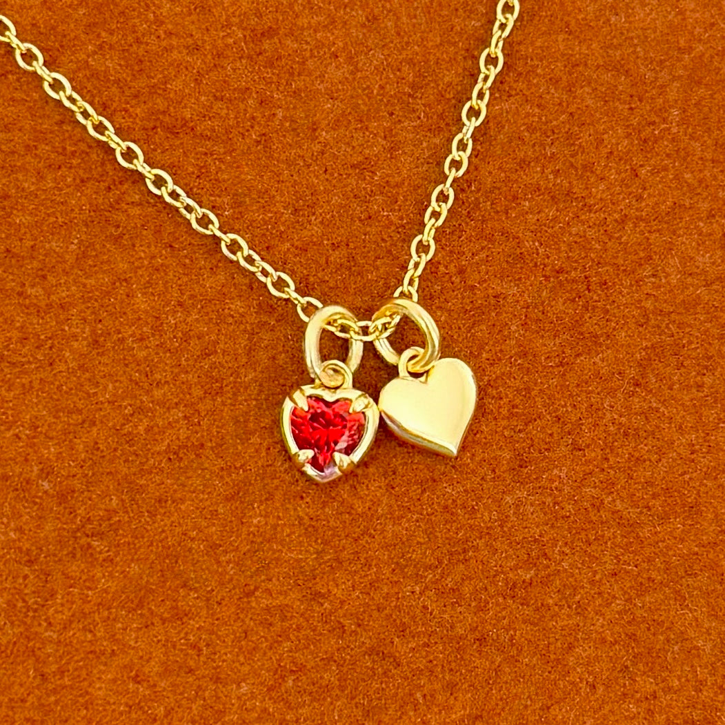 Collar con cadena tipo cable y piedra preciosa de corazón rojo con su propio corazoncito