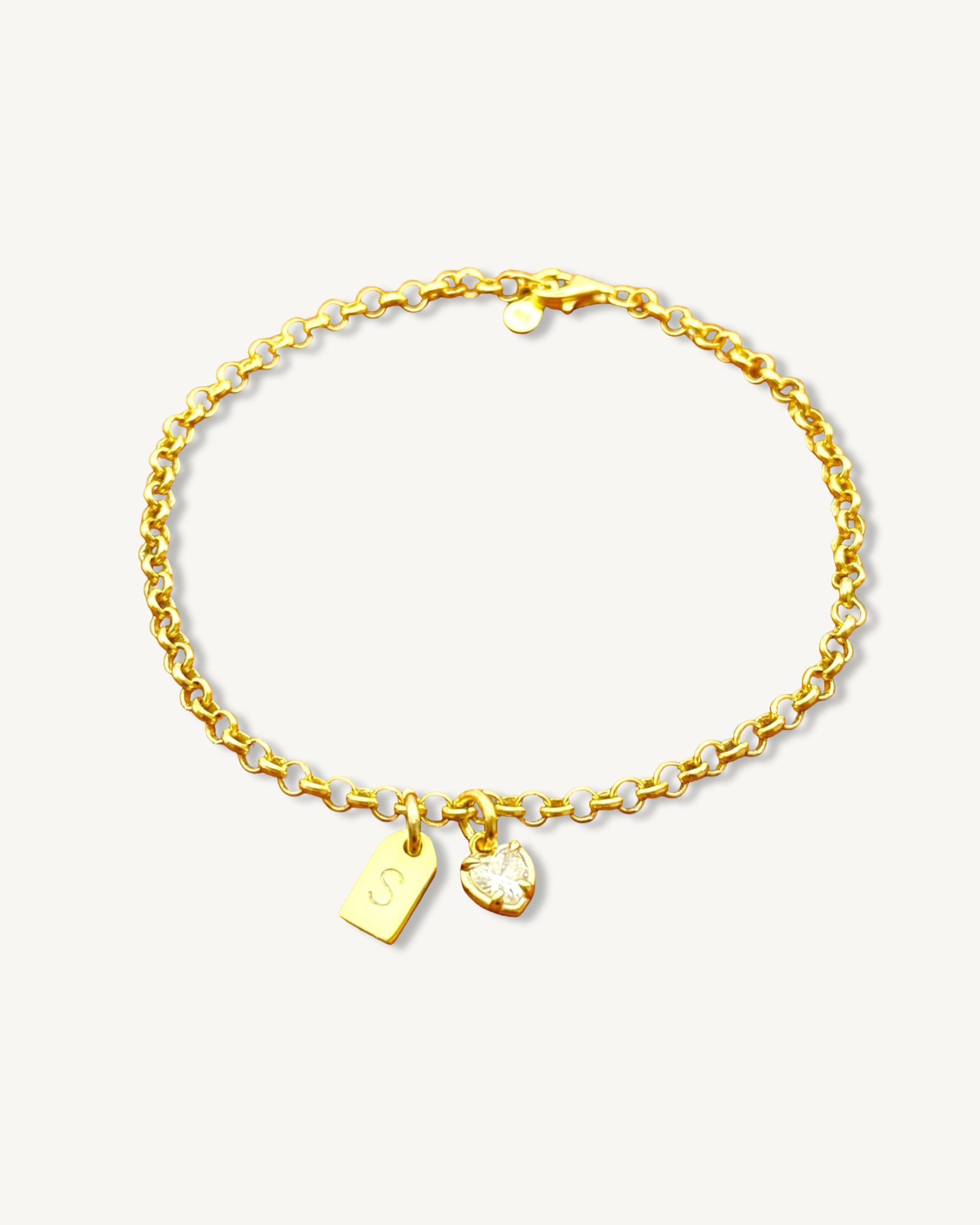 Pulsera de cadena rolo con dije de corazón y etiqueta inicial