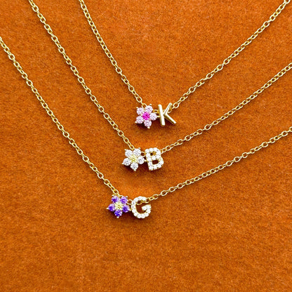 Collar o pulsera con dije de piedra preciosa en forma de flor y letra inicial a elegir