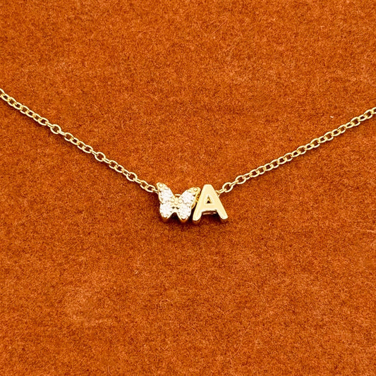 Collar tipo cable con dije de mariposa blanca y letra inicial