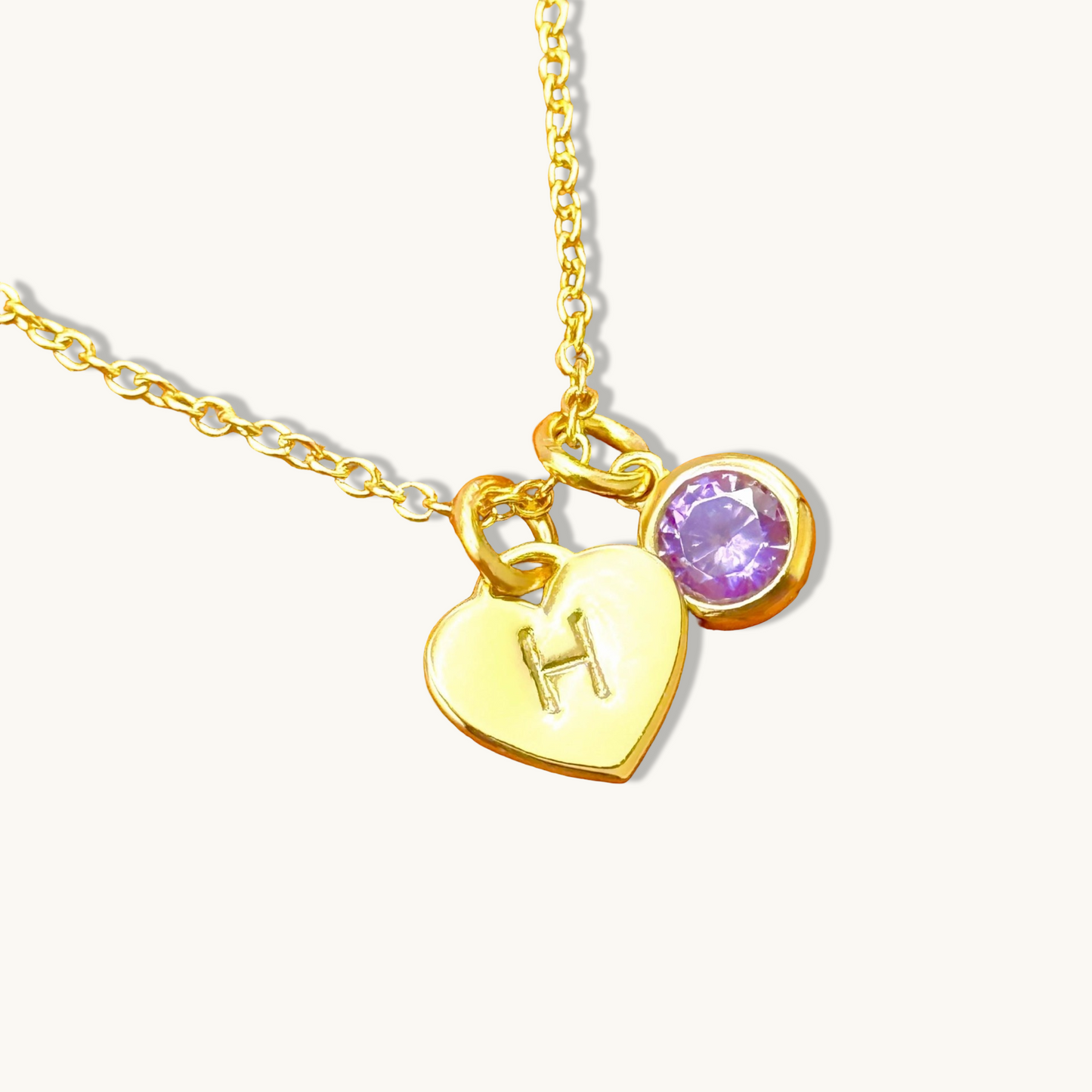 Collar con colgante de piedra preciosa redonda y inicial de corazón