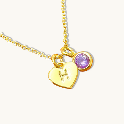 Collar con colgante de piedra preciosa redonda y inicial de corazón