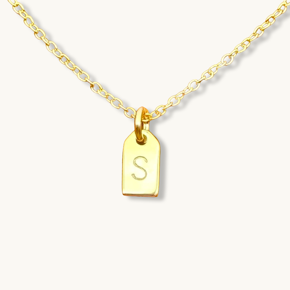 Colgante con etiqueta inicial personalizada en collar de cadena tipo cable 