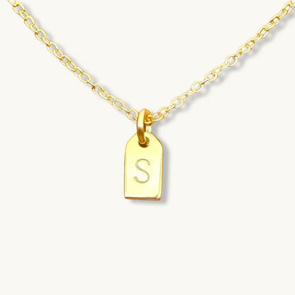 Colgante con etiqueta inicial personalizada en collar de cadena tipo cable 
