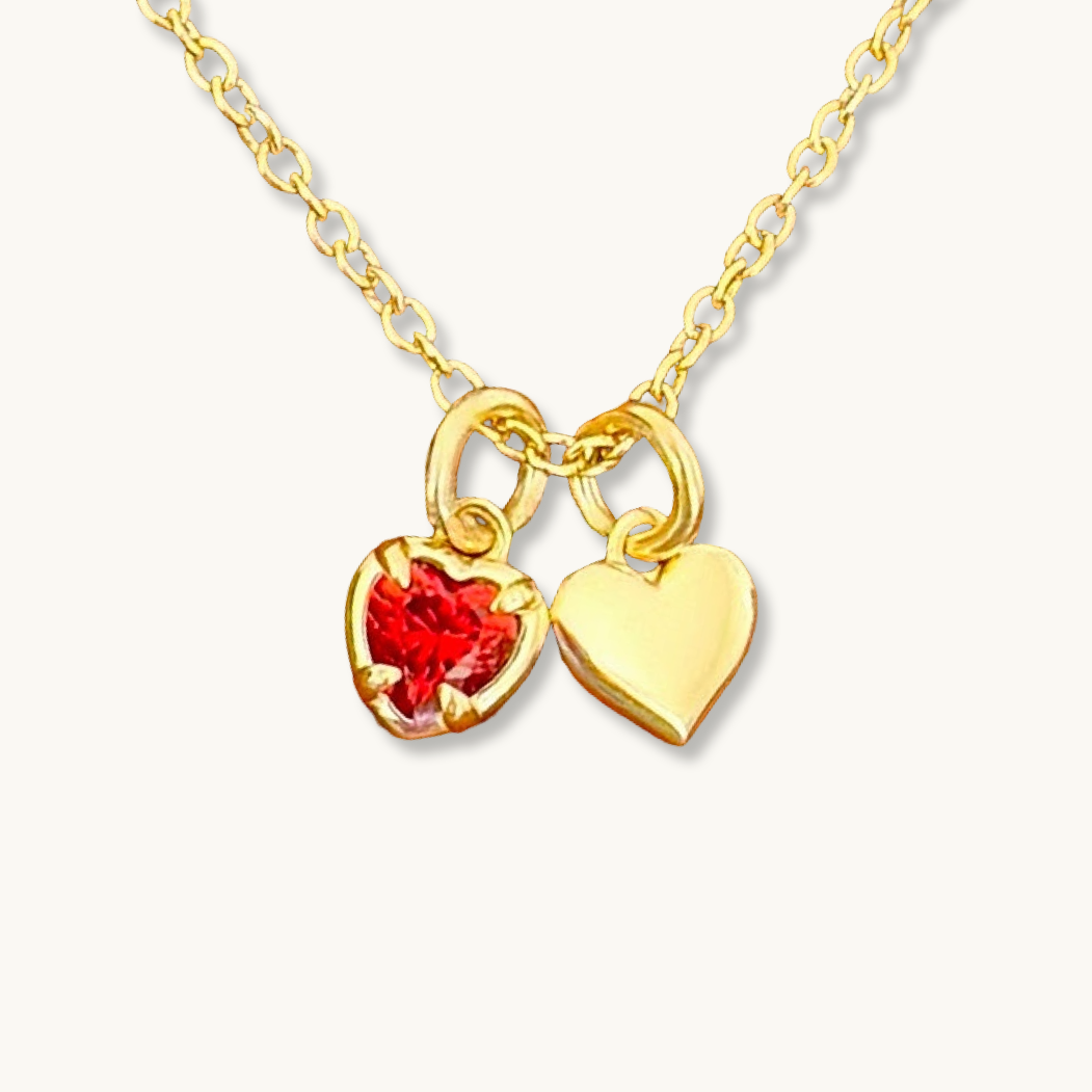 Collar con cadena tipo cable y piedra preciosa de corazón rojo con su propio corazoncito