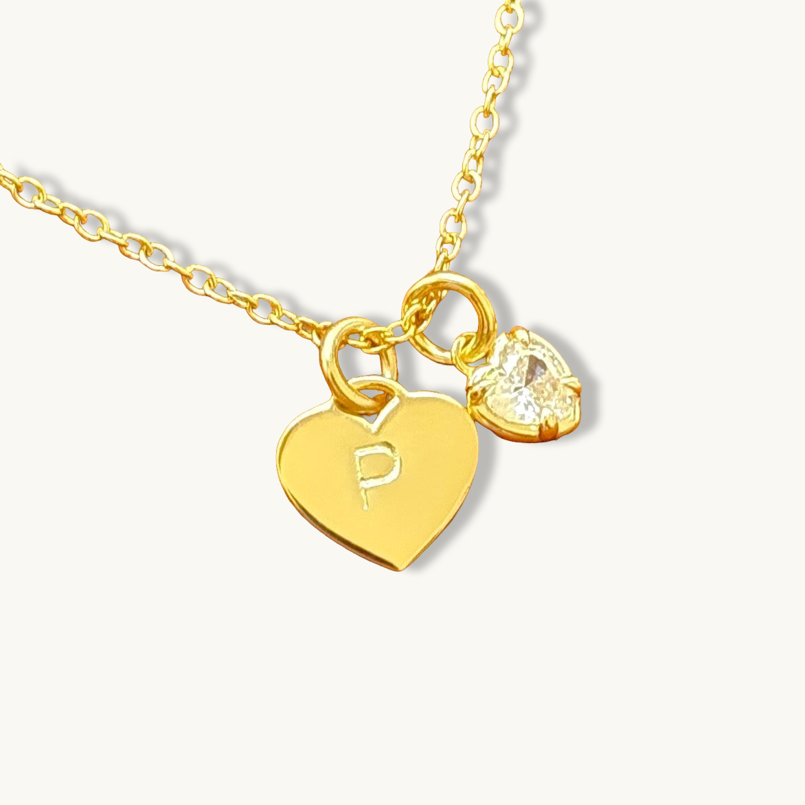 Collar con colgante de piedra preciosa con inicial de corazón
