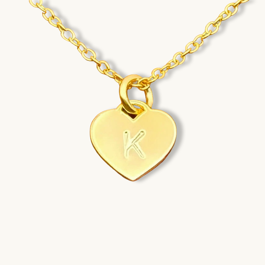 Collar con cadena tipo cable y colgante de corazón con inicial personalizada