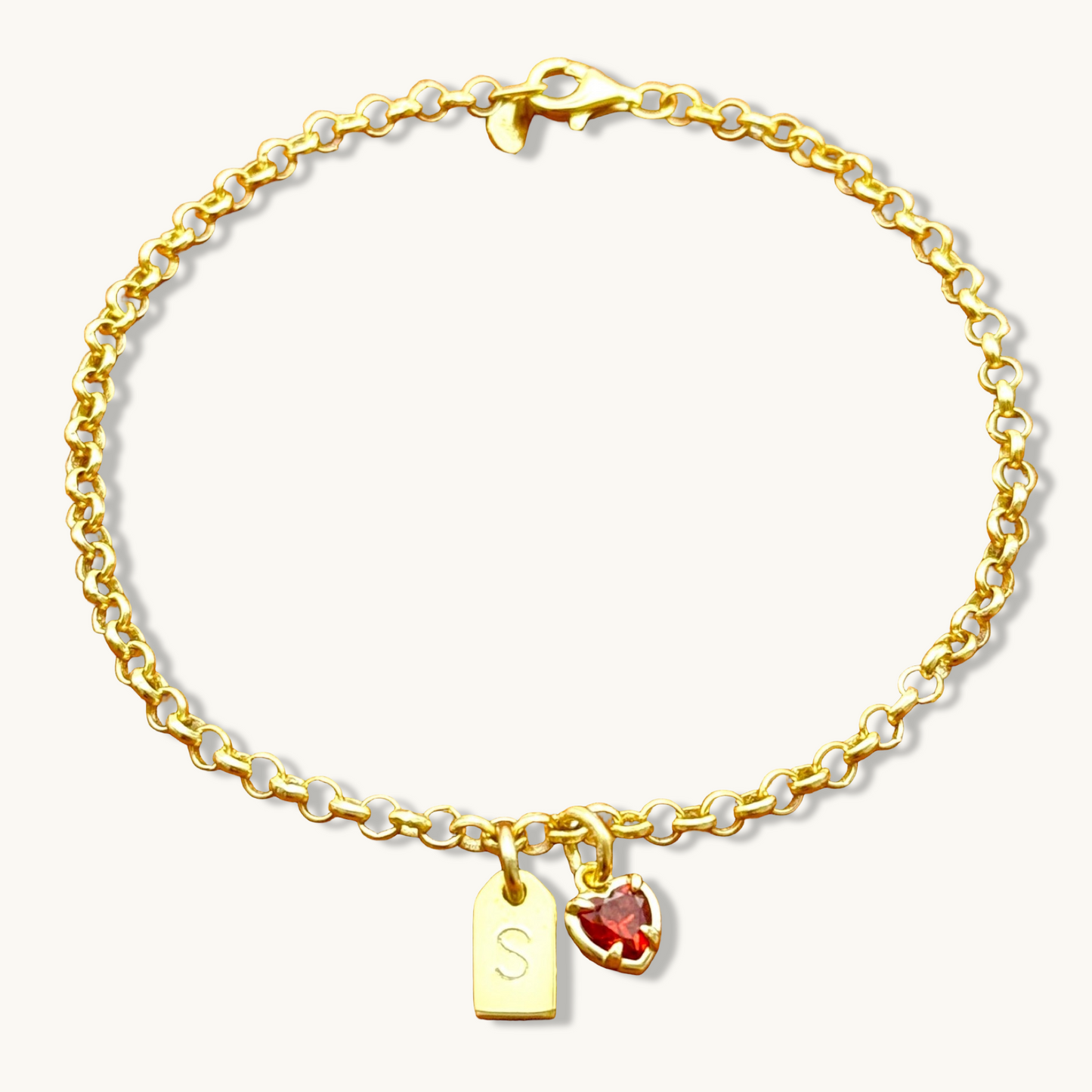 Pulsera de cadena rolo con colgante de corazón rojo y etiqueta inicial