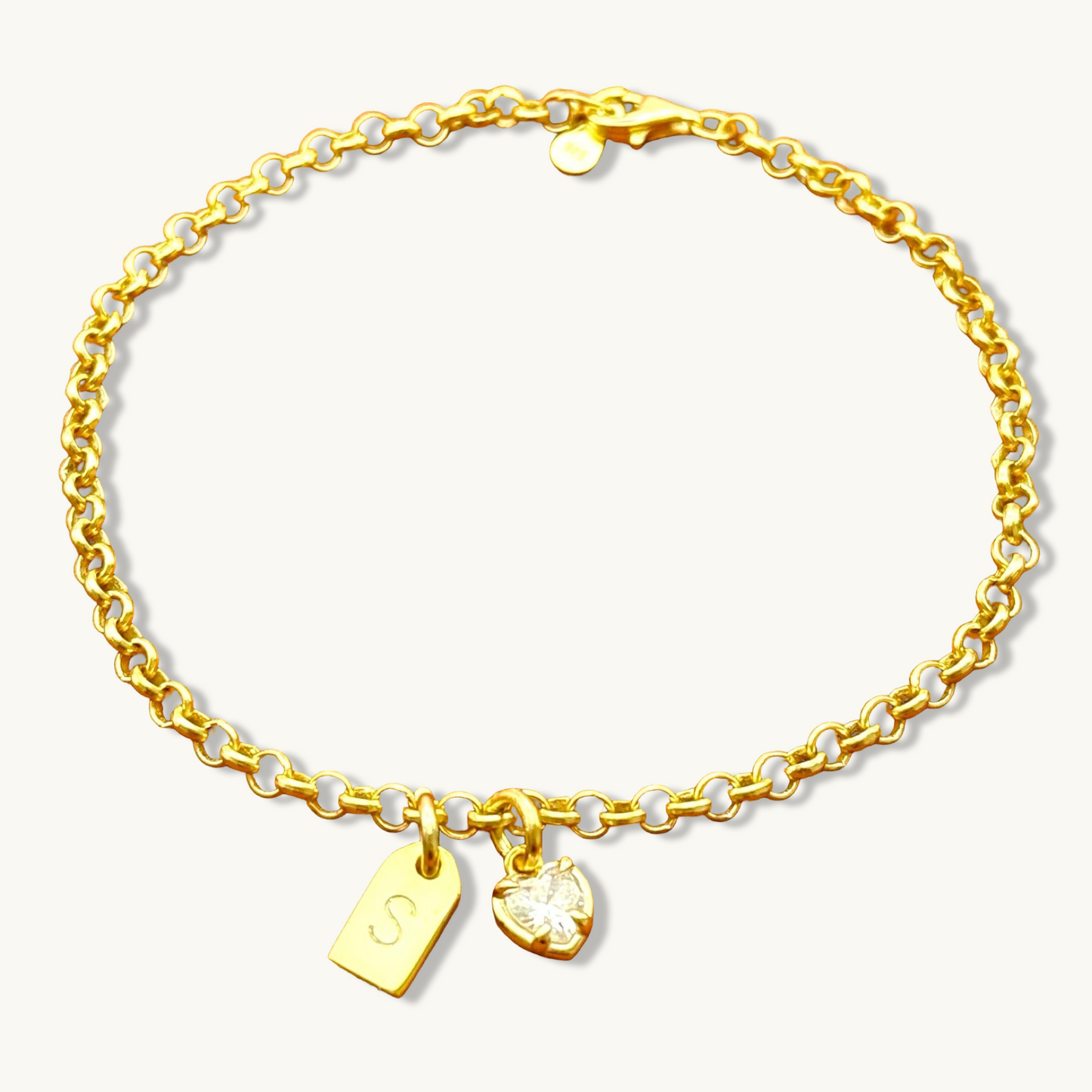 Pulsera de cadena rolo con dije de corazón y etiqueta inicial