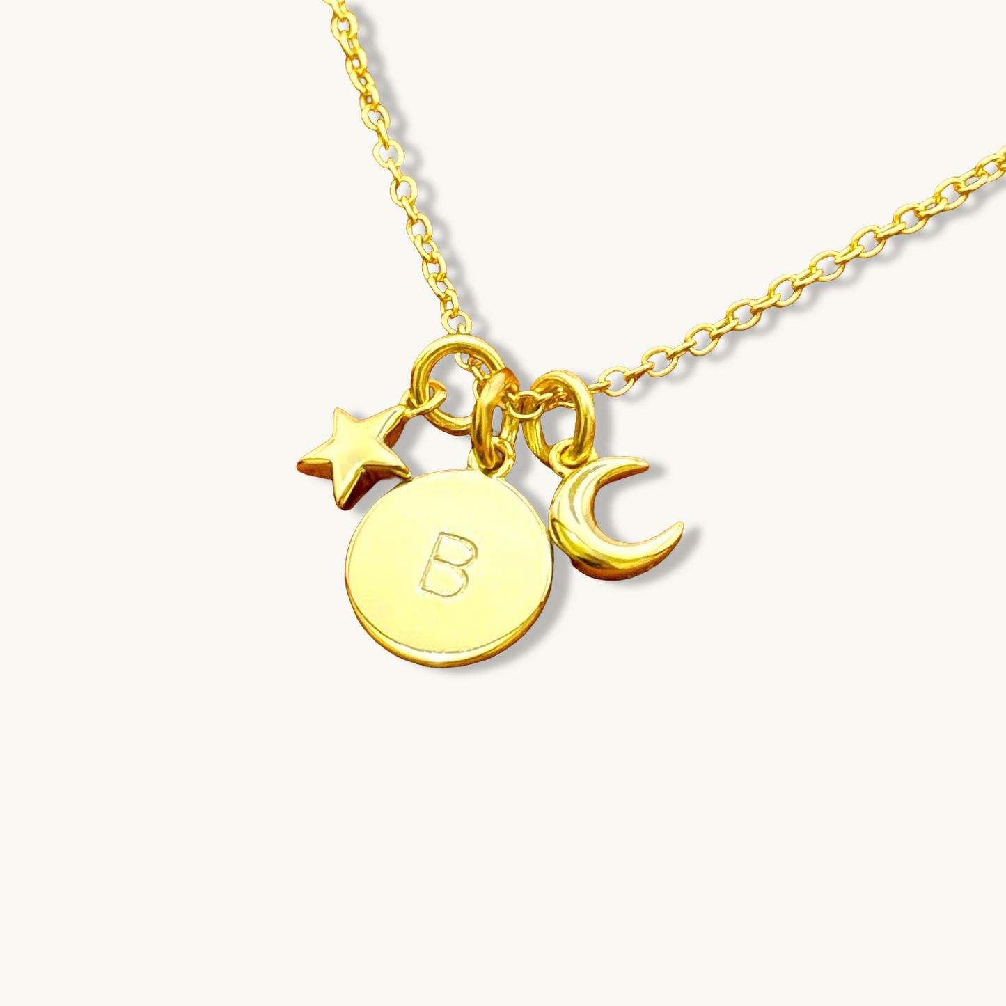 Collar con colgante de inicial redonda con luna y estrella