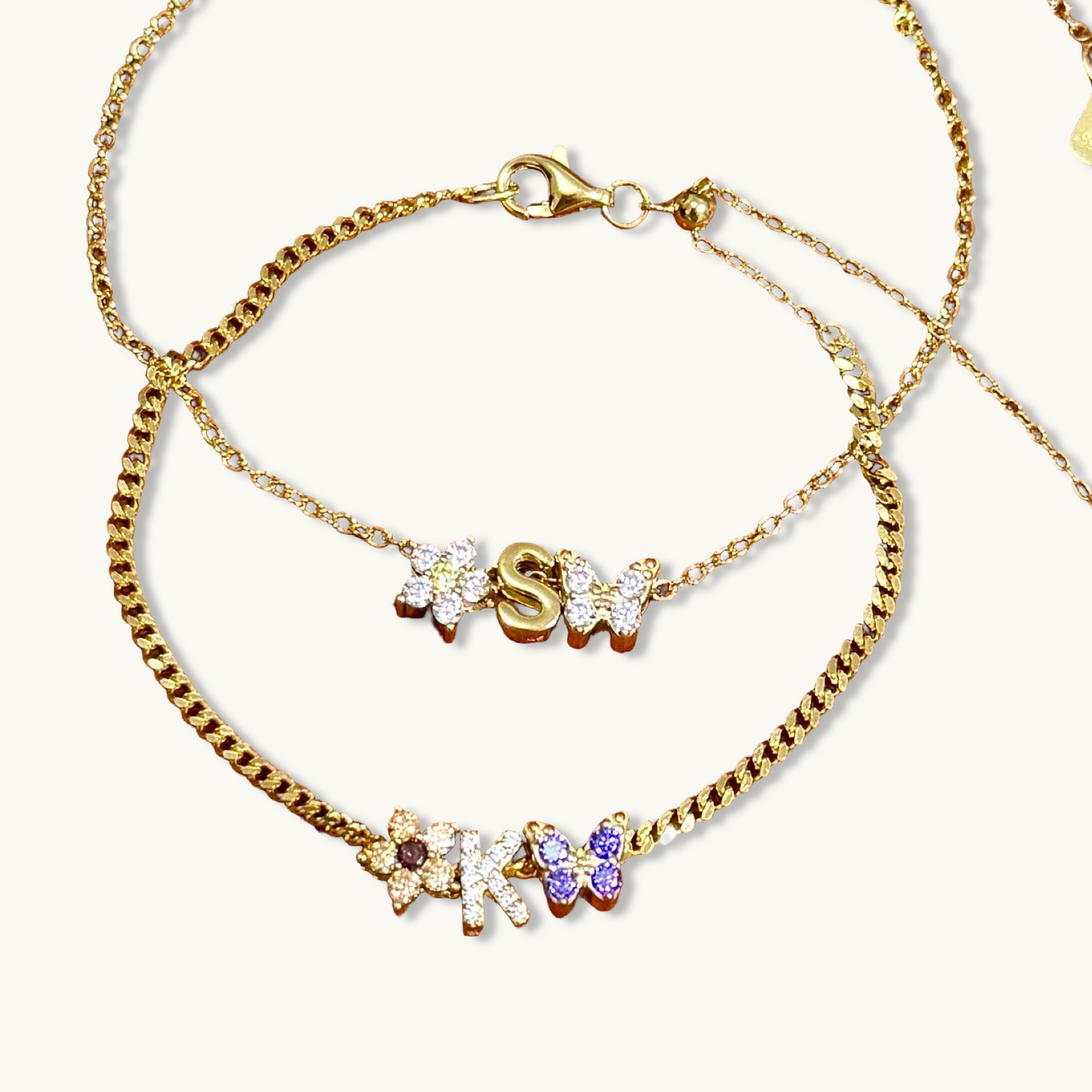 Collar con colgante de inicial redonda con luna y estrella