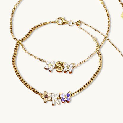 Collar con colgante de inicial redonda con luna y estrella