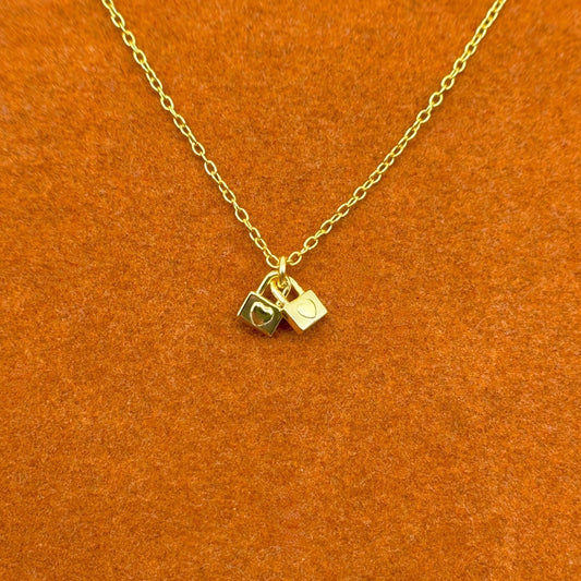 Collar de cadena tipo cable con el texto "Tú y yo somos para siempre" y "Corazón entrelazado"