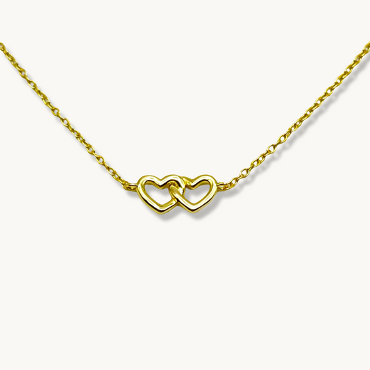 Collar de corazón entrelazado con amor