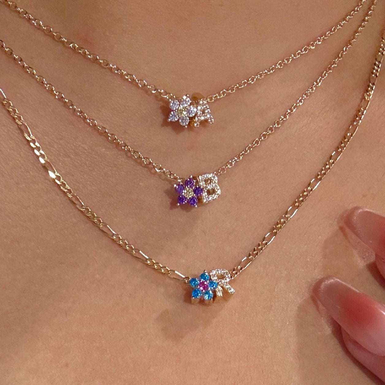 Collar o pulsera con dije de piedra preciosa en forma de flor y letra inicial a elegir