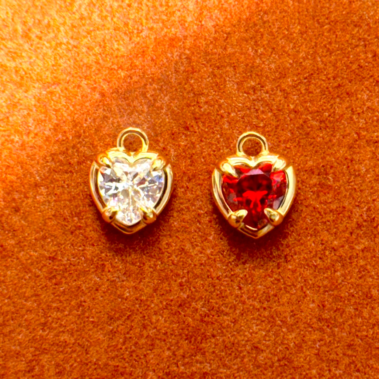 Collar con colgante de piedra preciosa con inicial redonda y corazón