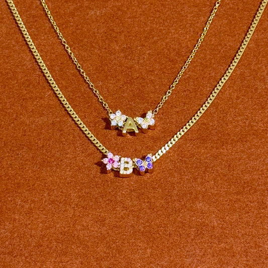 Collar con colgante de inicial redonda con luna y estrella