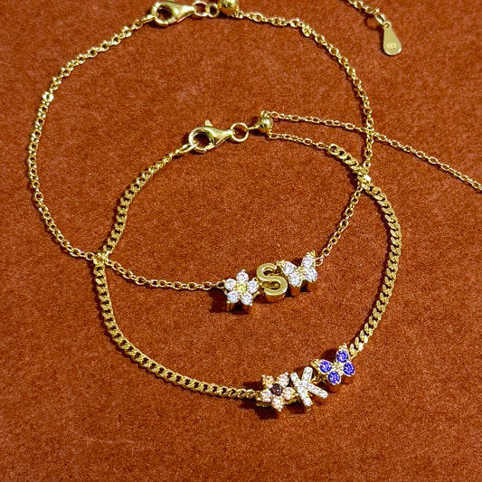 Collar con colgante de inicial redonda con luna y estrella